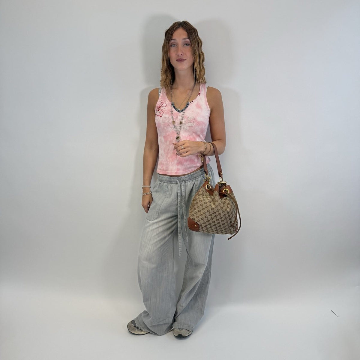 Gucci Schultertasche Bucket monogram beige – getragen am Model