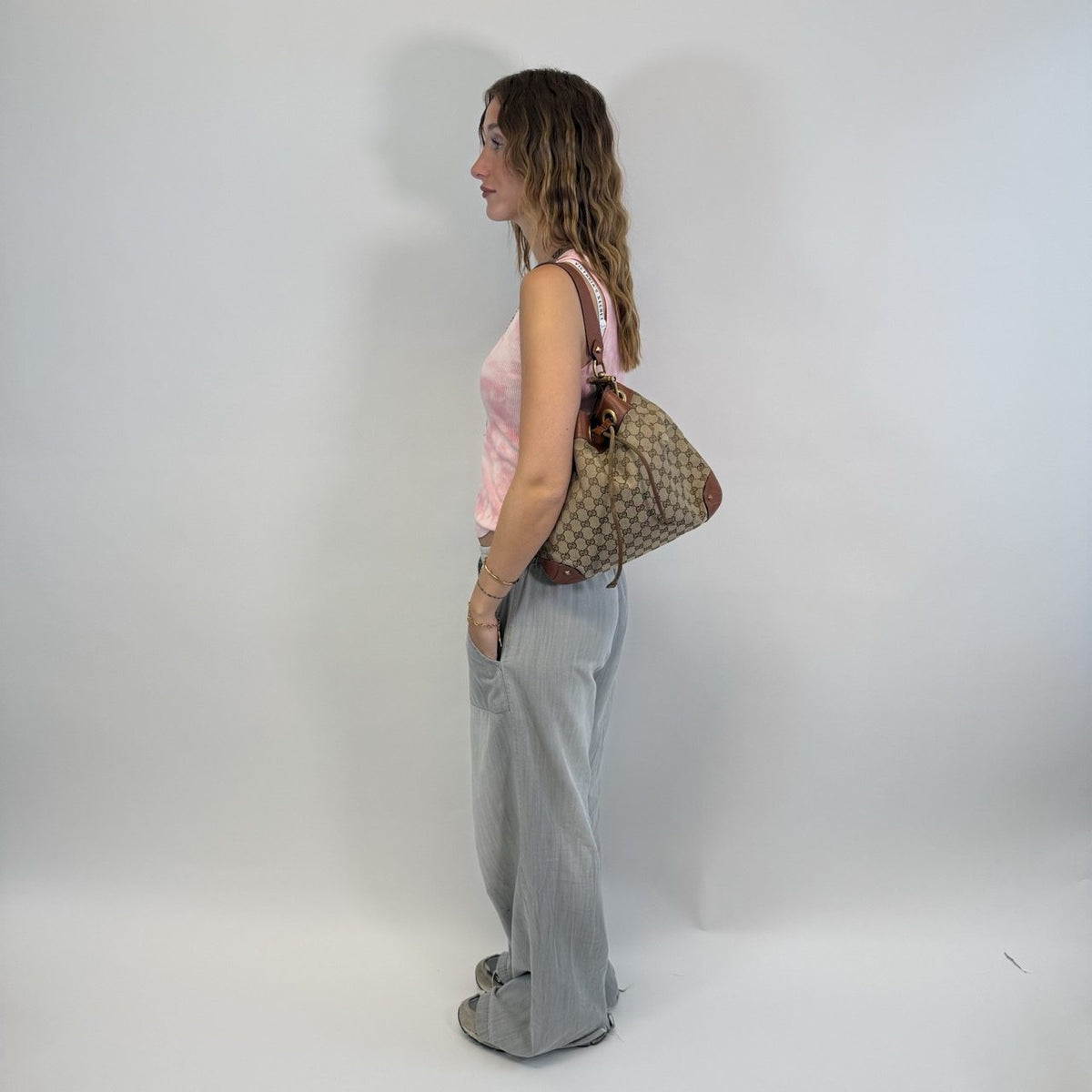 Gucci Schultertasche Bucket monogram beige – getragen am Model