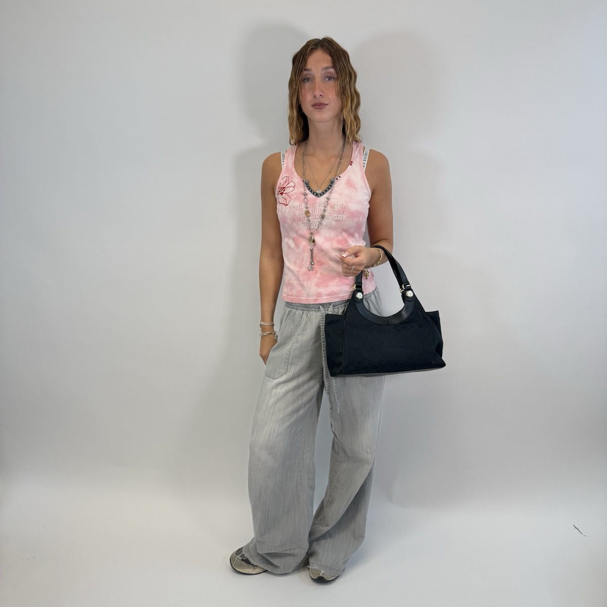 Gucci Schultertasche Charmy monogram schwarz – getragen am Model