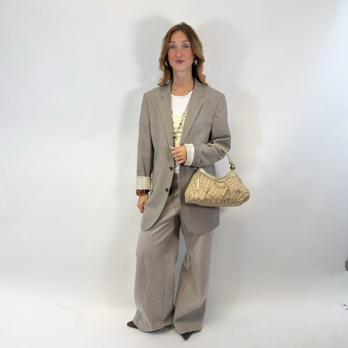 Gucci Schultertasche D-Ring monogram beige – getragen am Model