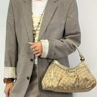 Gucci Schultertasche D-Ring monogram beige – getragen am Model