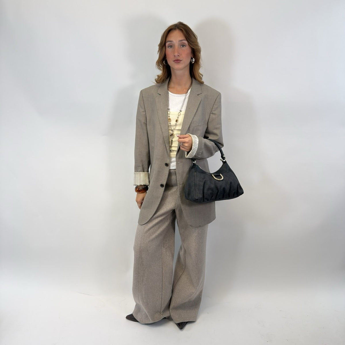 Gucci Schultertasche D-Ring monogram grau – getragen am Model