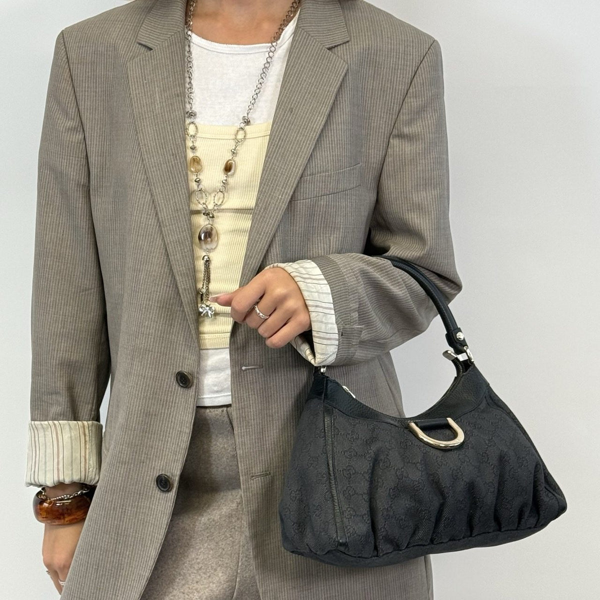 Gucci Schultertasche D-Ring monogram grau – getragen am Model