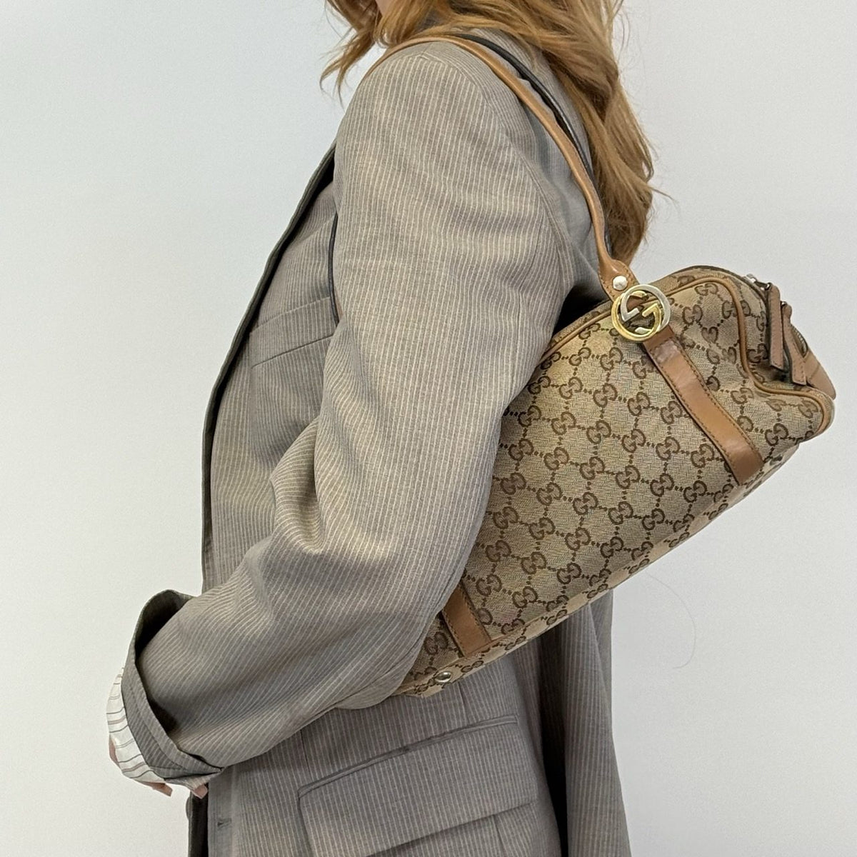 Gucci Schultertasche GG Twins Boston monogram beige – getragen am Model