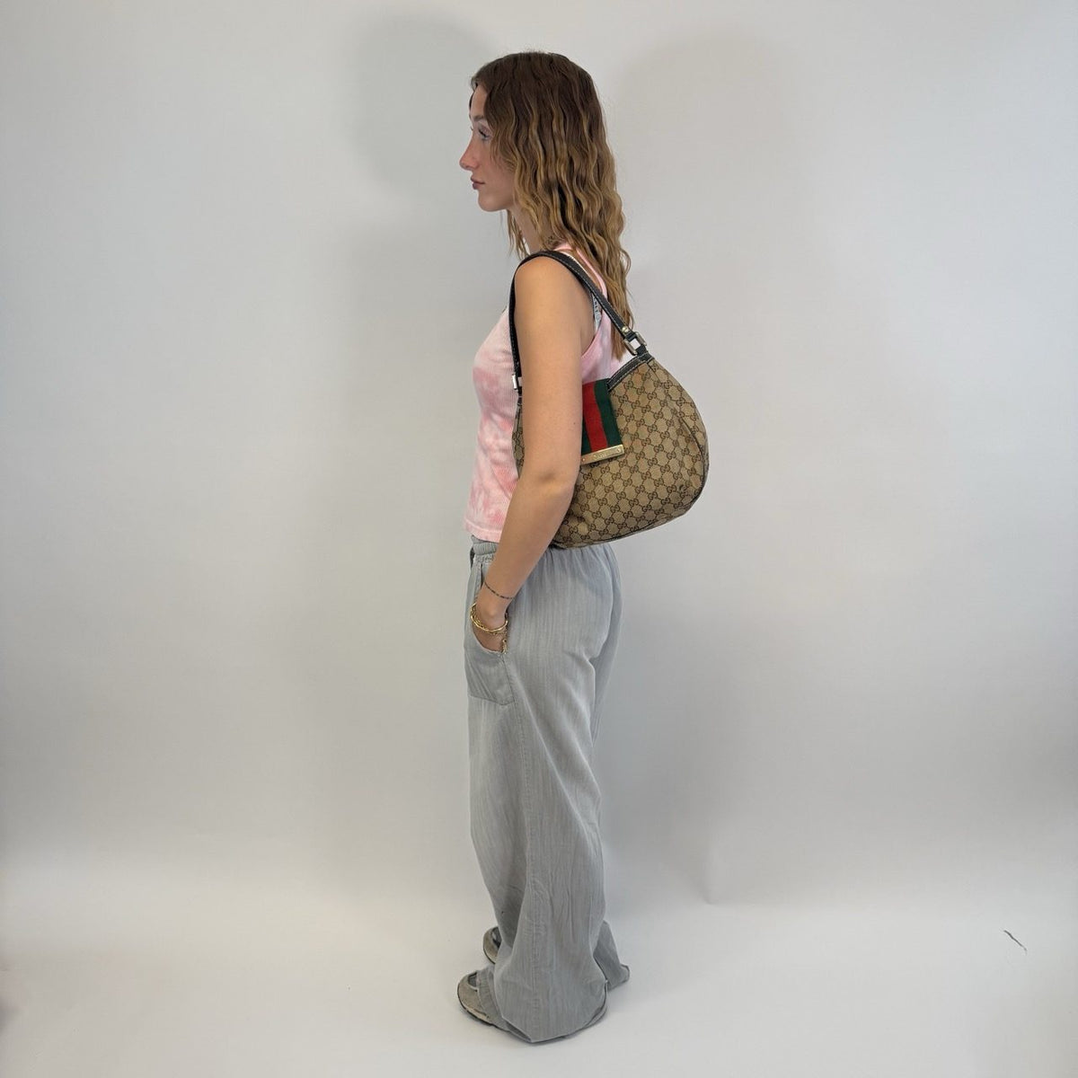 Gucci Schultertasche GG Web Hobo monogram beige – getragen am Model