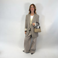 Gucci Schultertasche Hobo monogram beige – getragen am Model