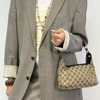 Gucci Schultertasche Hobo monogram beige – getragen am Model