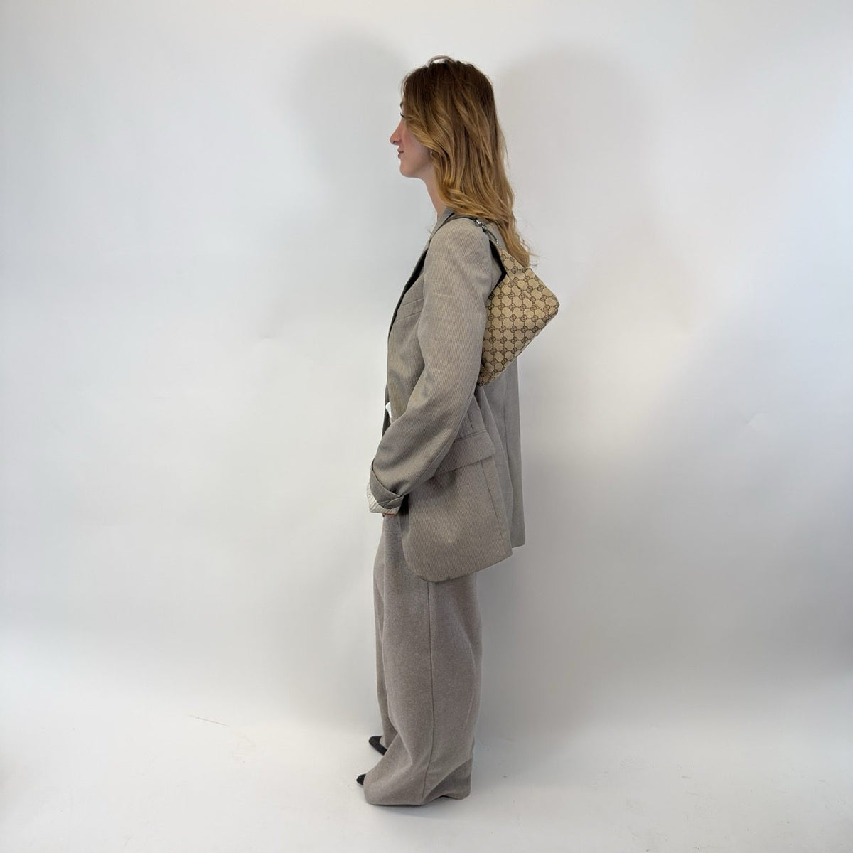 Gucci Schultertasche Hobo monogram beige – getragen am Model