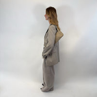 Gucci Schultertasche Hobo monogram beige – getragen am Model