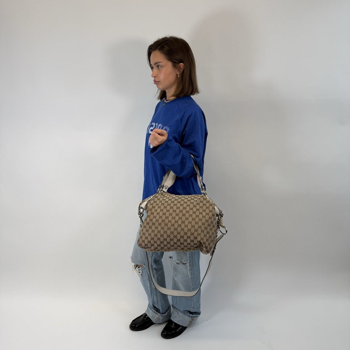Gucci Schultertasche Icon Bit monogram beige – getragen am Model