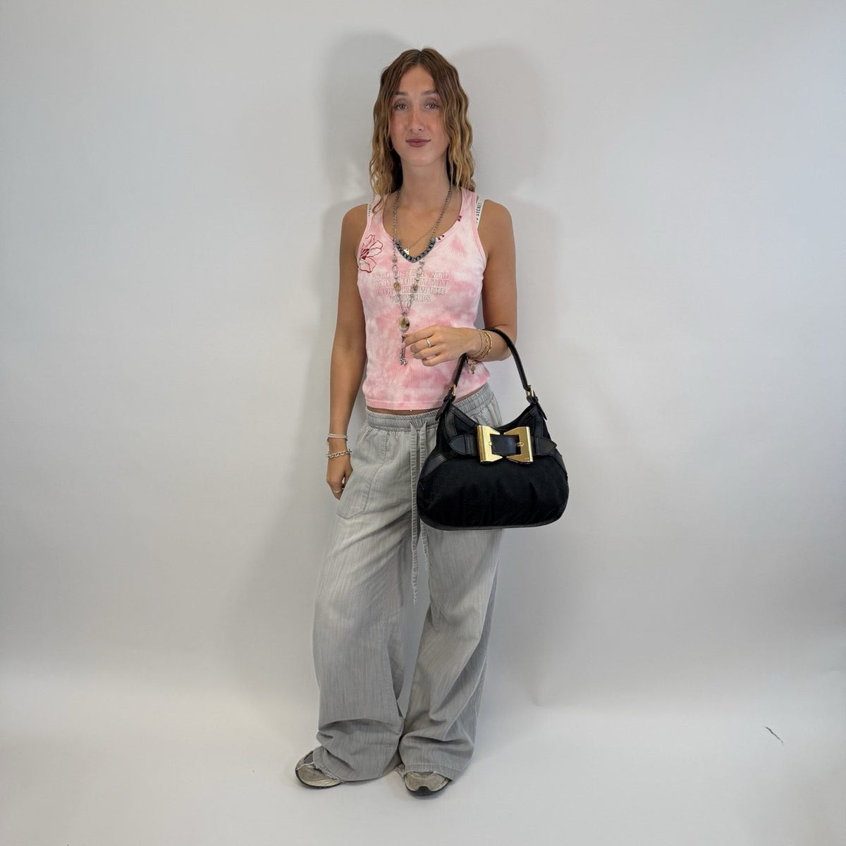 Gucci Schultertasche Queen Dialux Hobo monogram schwarz – getragen am Model