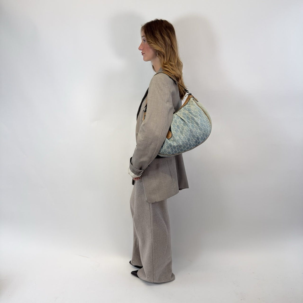 Gucci Schultertasche Sukey One Denim monogram blau – getragen am Model