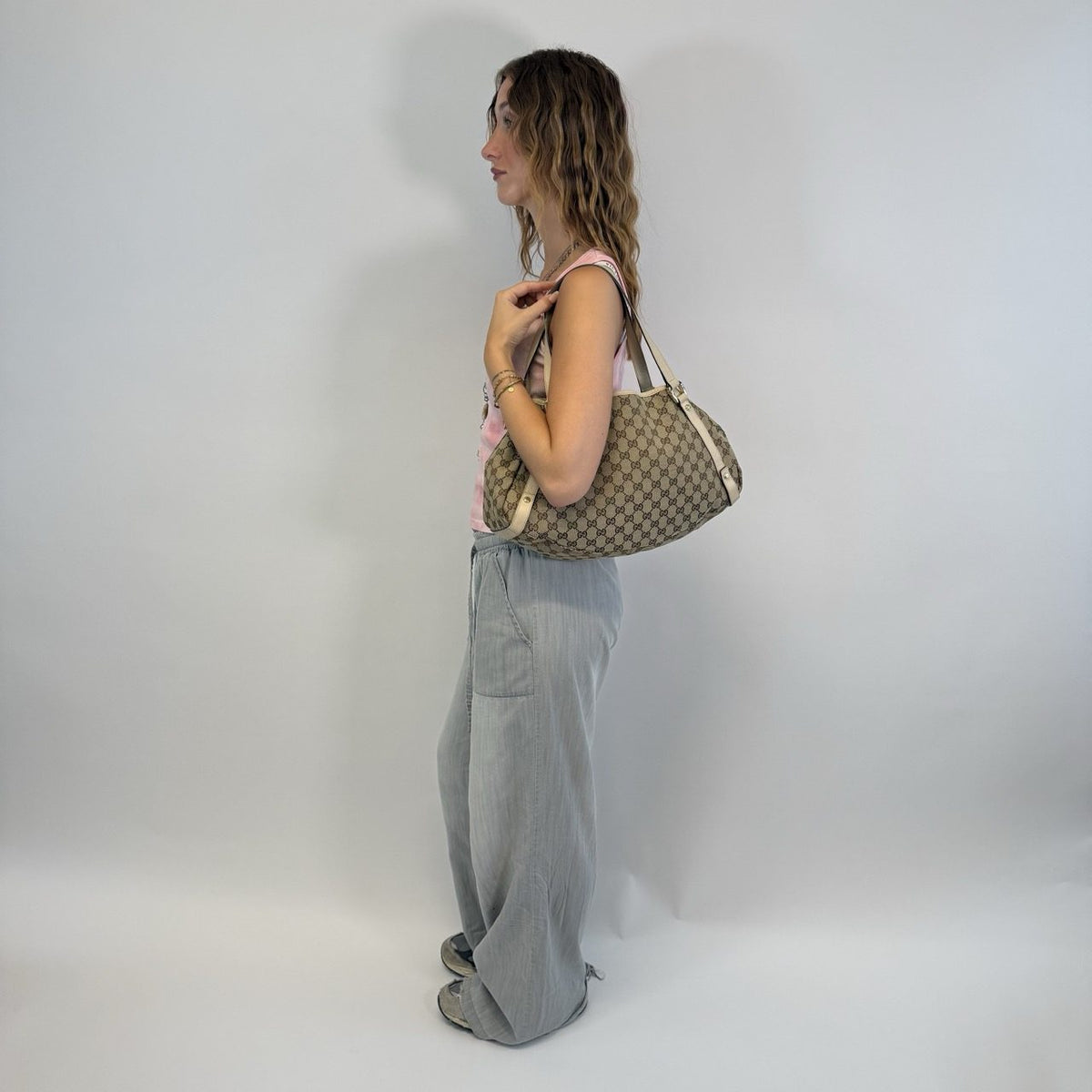 Gucci Shopper Abbey monogram beige – getragen am Model