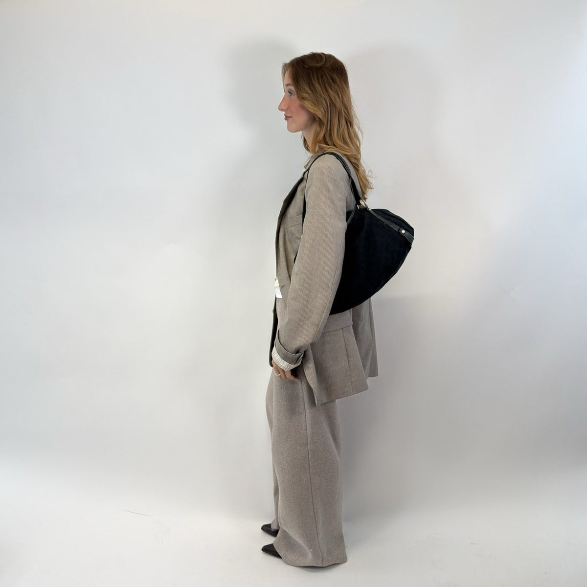 Gucci Shopper Abbey monogram dunkelblau – getragen am Model