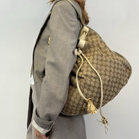 Gucci Shopper Peggy large monogram beige – getragen am Model