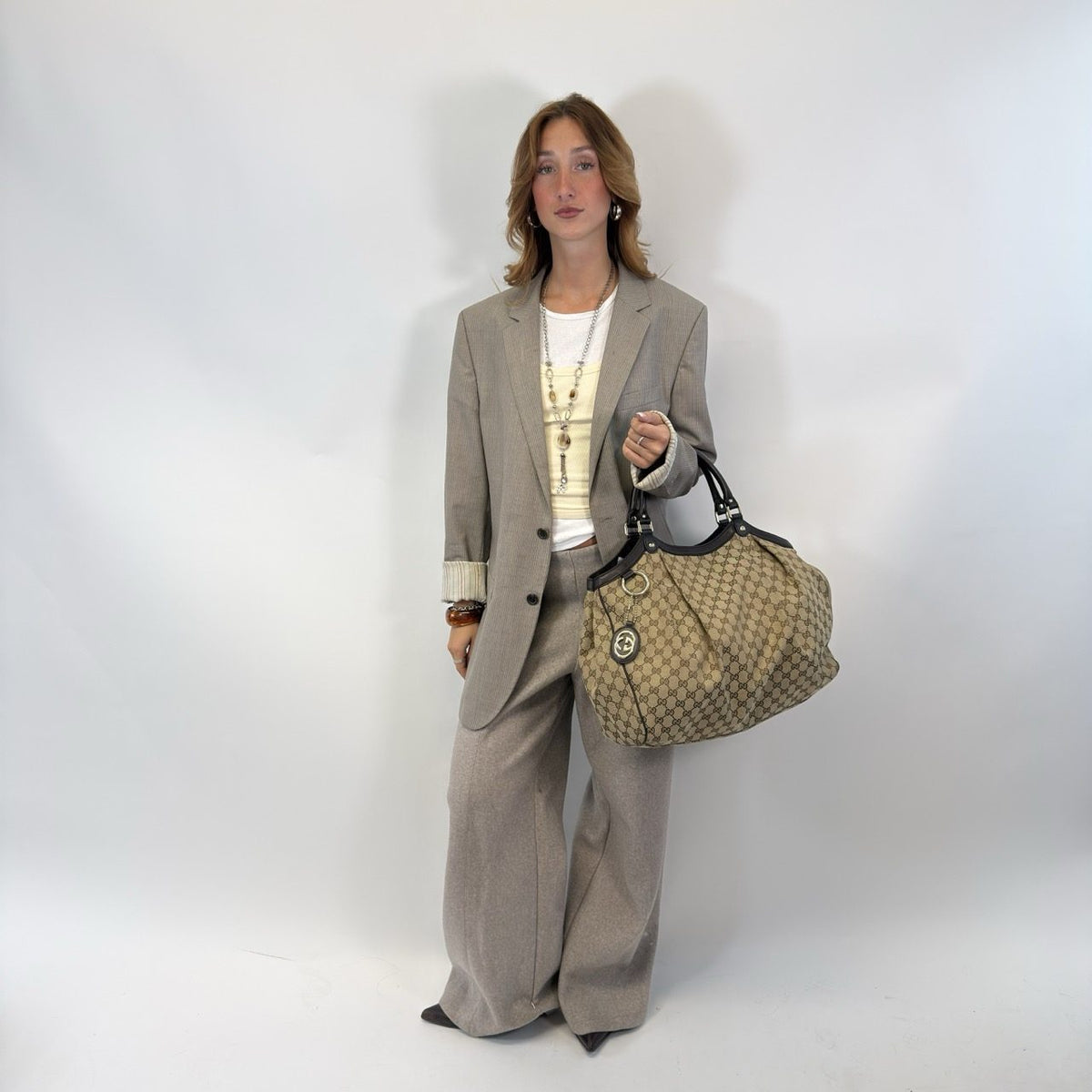 Gucci Shopper Sukey large monogram beige – getragen am Model