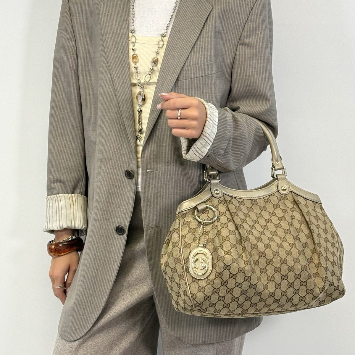 Gucci Shopper Sukey monogram beige – getragen am Model