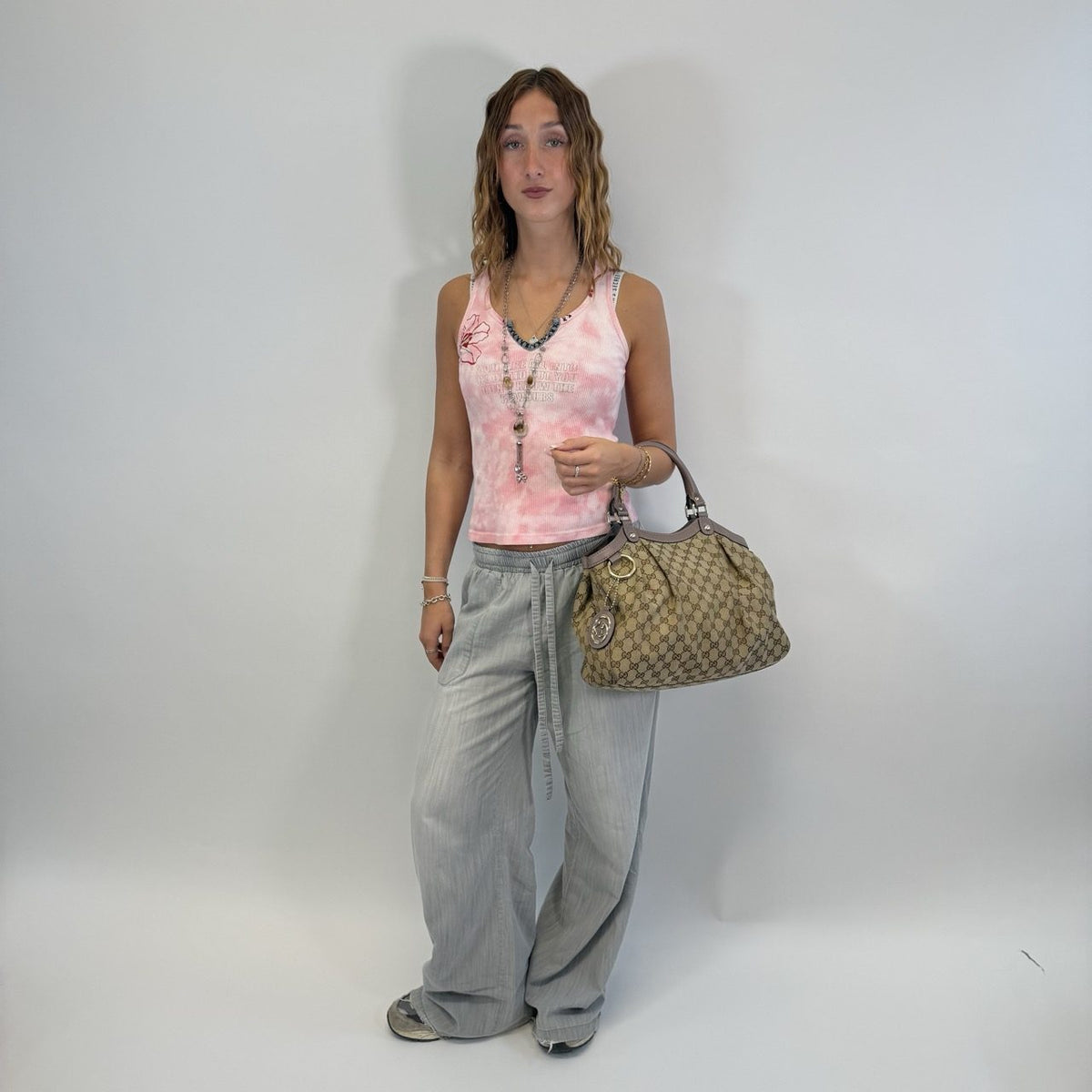 Gucci Shopper Sukey monogram beige – getragen am Model