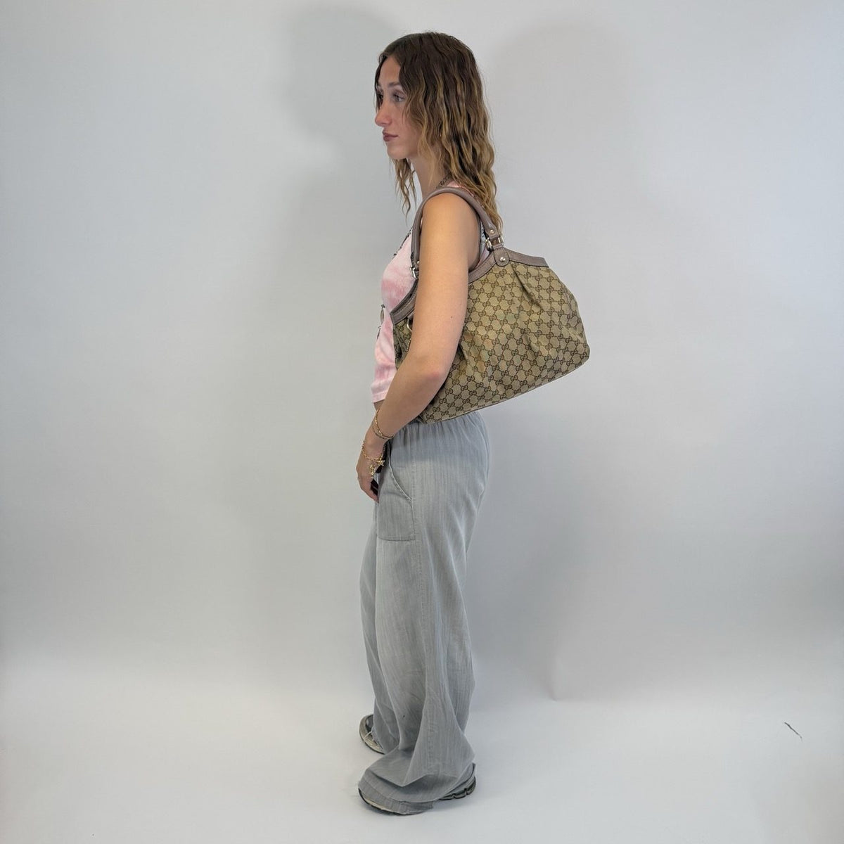 Gucci Shopper Sukey monogram beige – getragen am Model