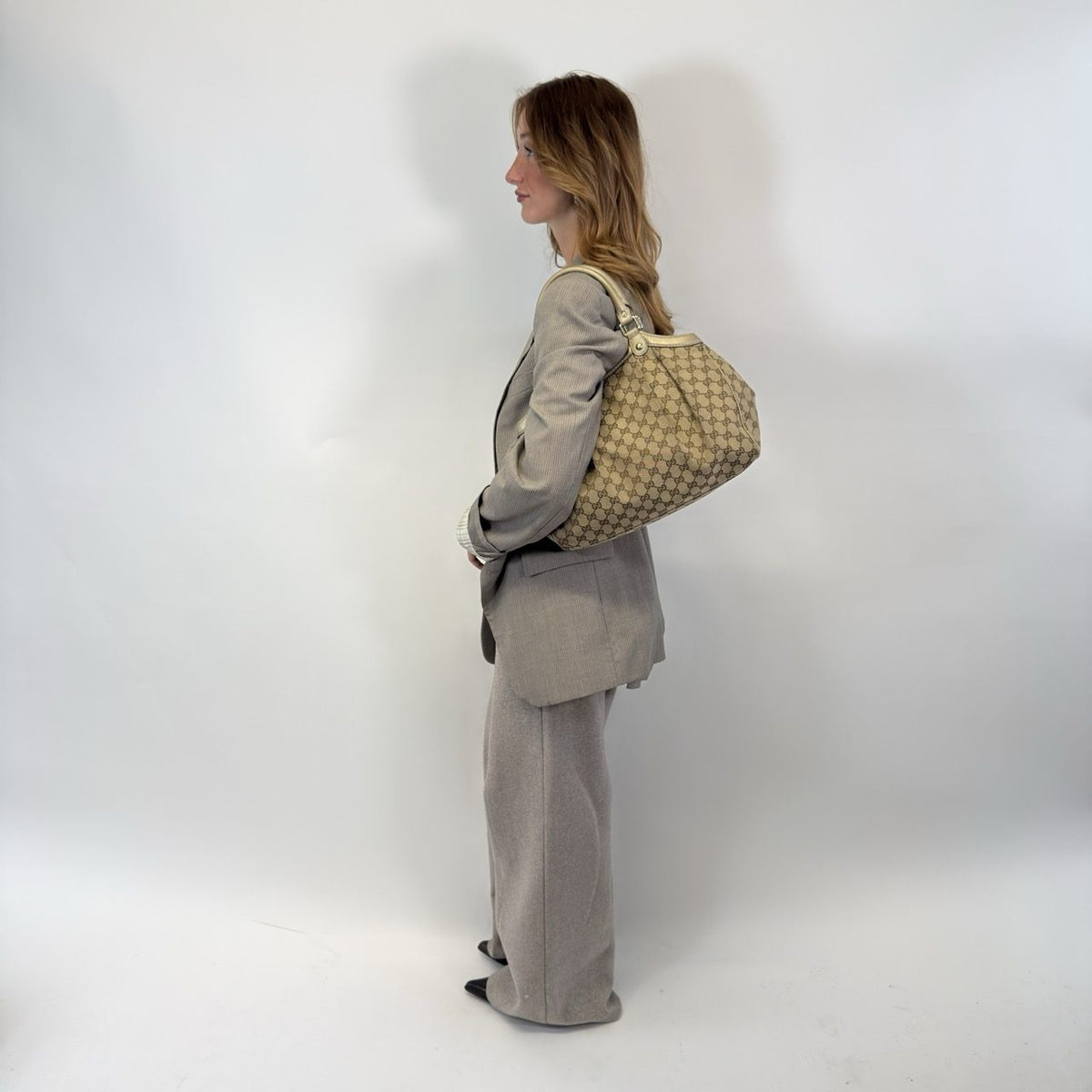 Gucci Shopper Sukey monogram beige – getragen am Model