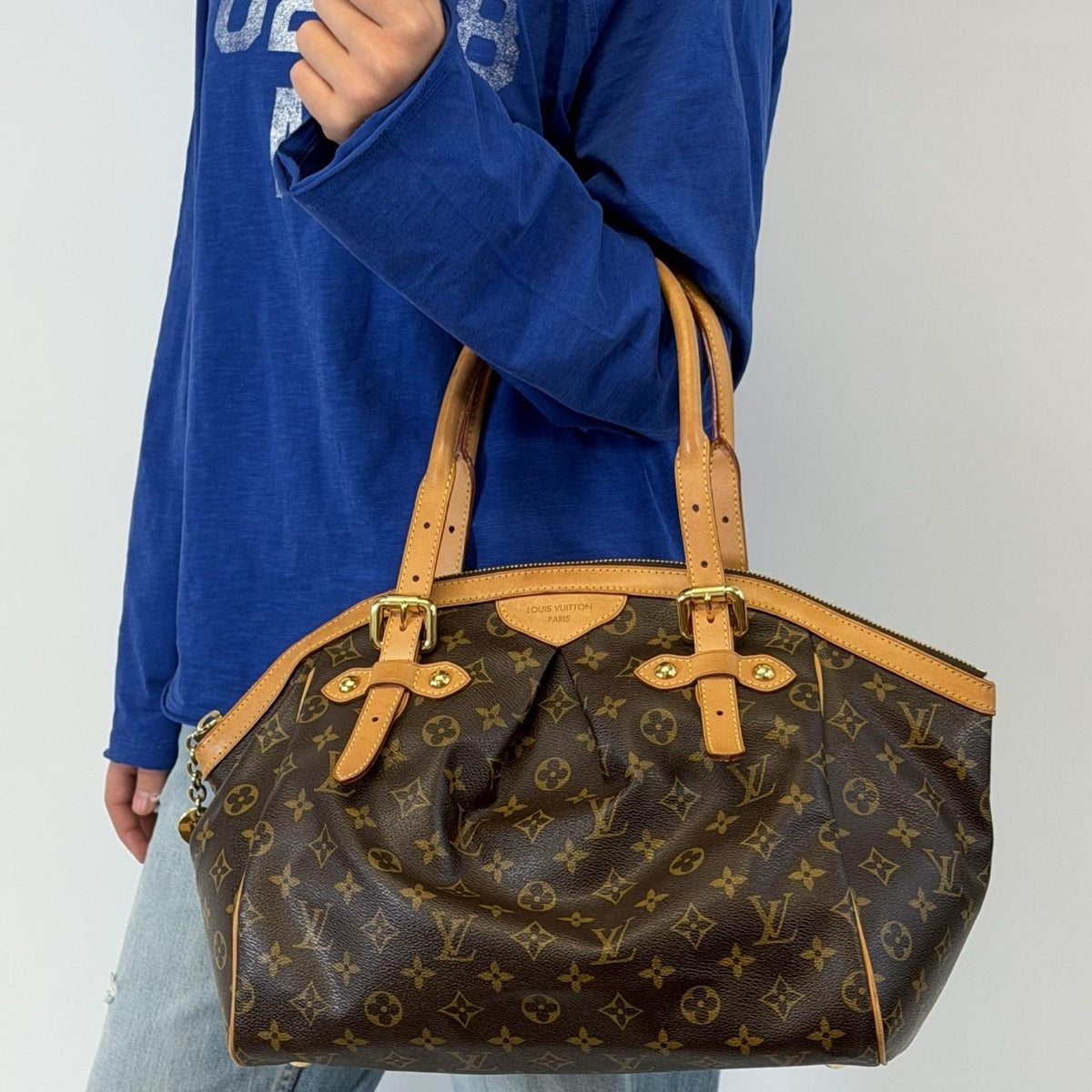 Louis Vuitton Handtasche Tivoli GM monogram braun – getragen am Model
