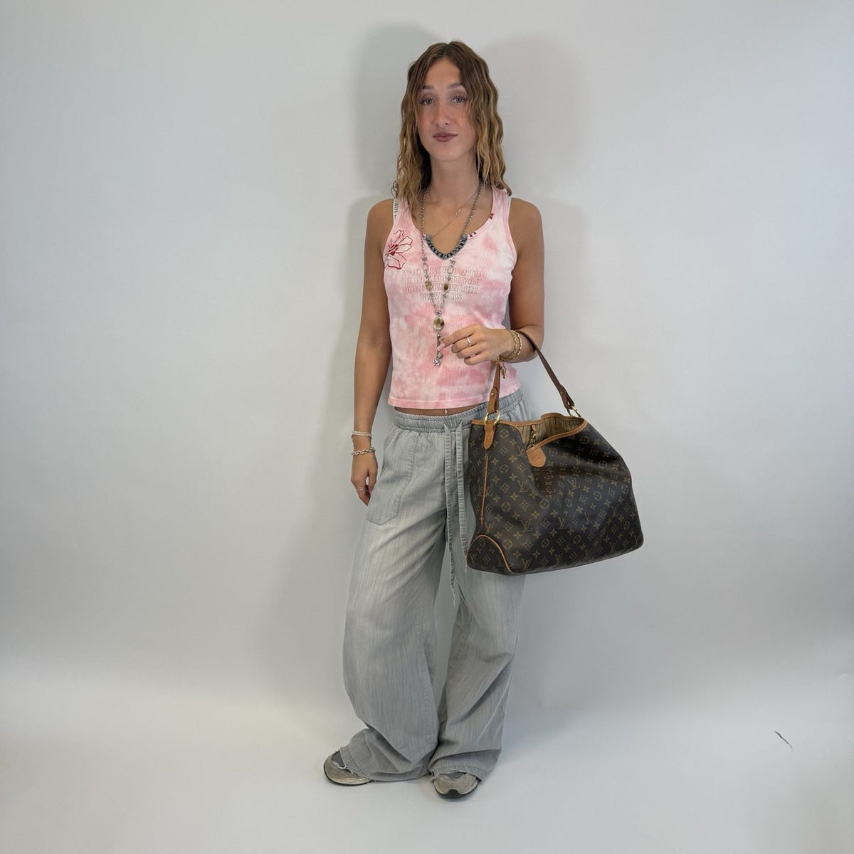 Louis Vuitton Schultertasche Delightful MM monogram braun – getragen am Model