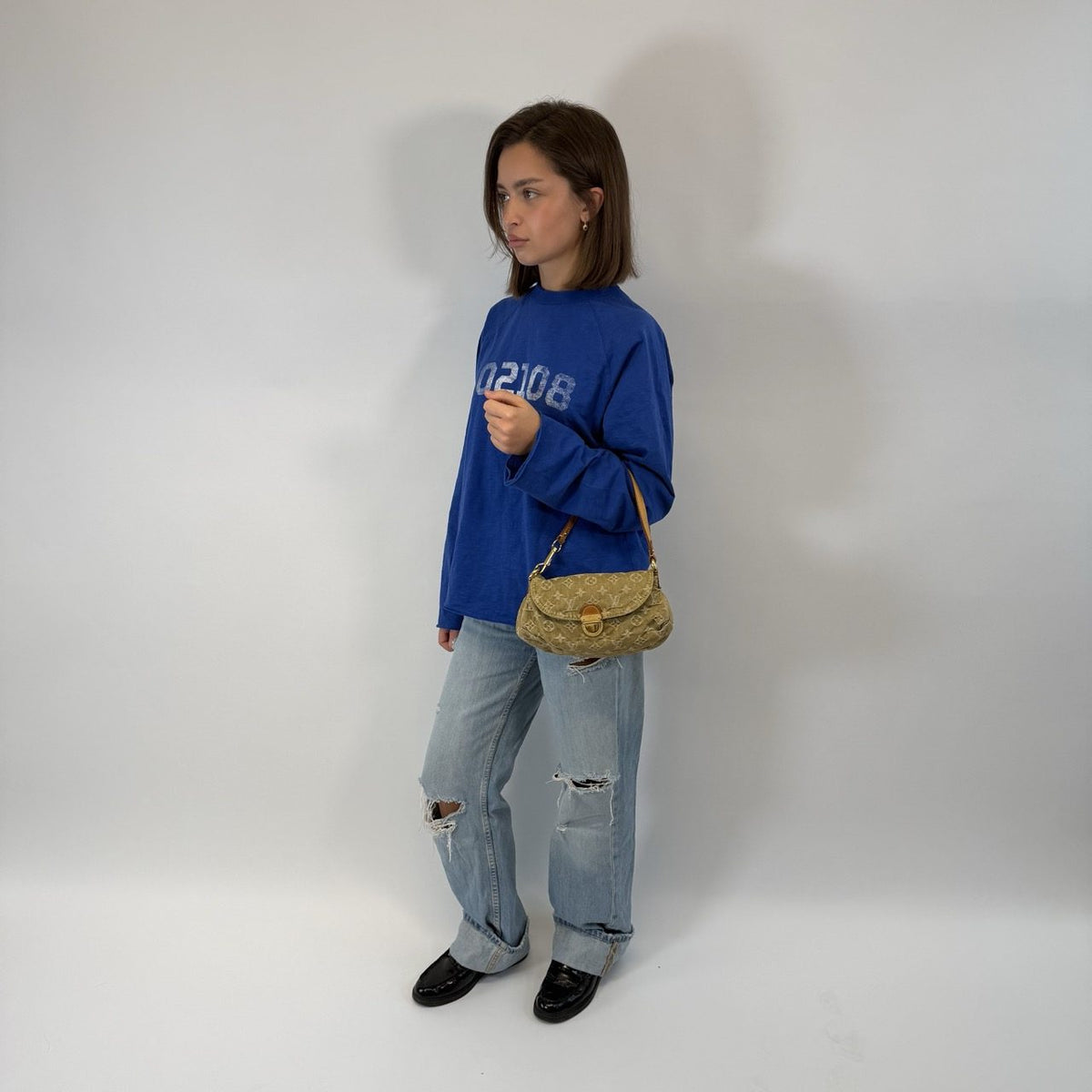 Louis Vuitton Schultertasche Mini Pleaty aus Denim monogram khaki – getragen am Model
