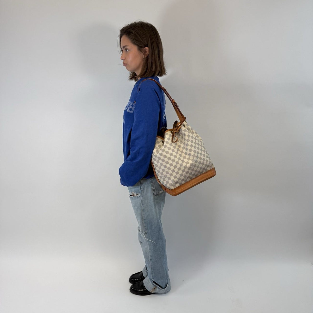 Louis Vuitton Schultertasche Sac Noé Grande Damier Azur weiß – getragen am Model