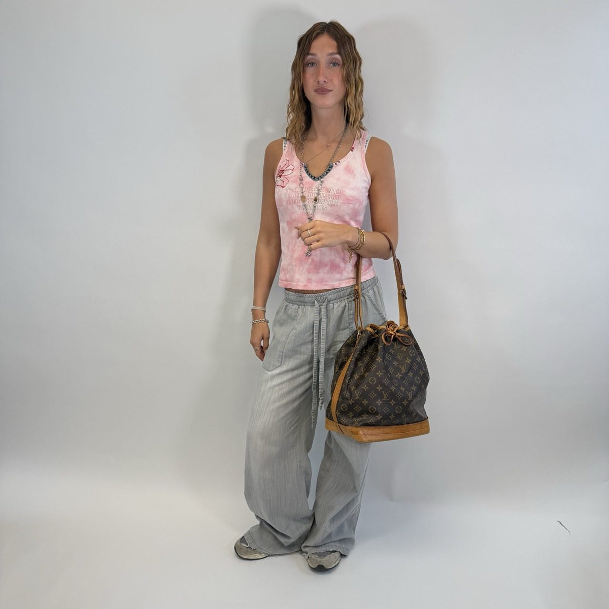 Louis Vuitton Schultertasche Sac Noé grande monogram braun – getragen am Model