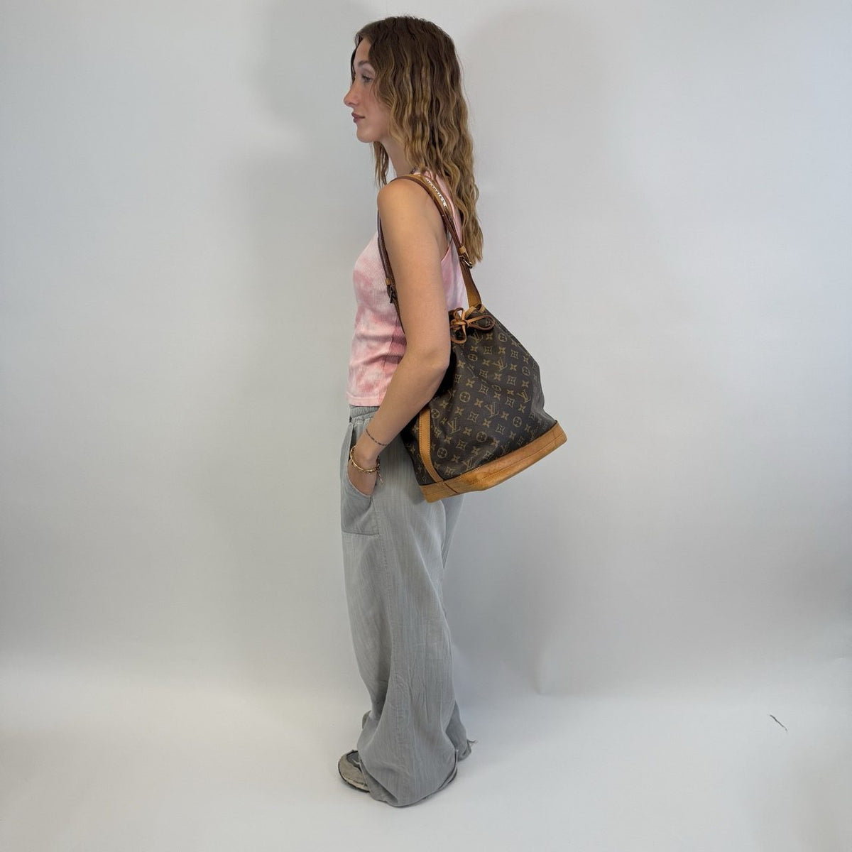 Louis Vuitton Schultertasche Sac Noé grande monogram braun – getragen am Model