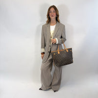 Louis Vuitton Shopper Neverfull MM mit Clutch monogram braun – getragen am Model