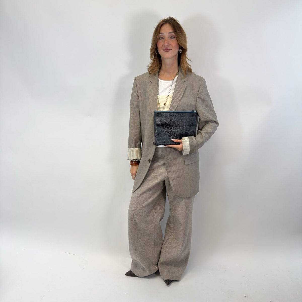 MCM Clutch visetos schwarz – getragen am Model