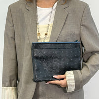MCM Clutch visetos schwarz – getragen am Model