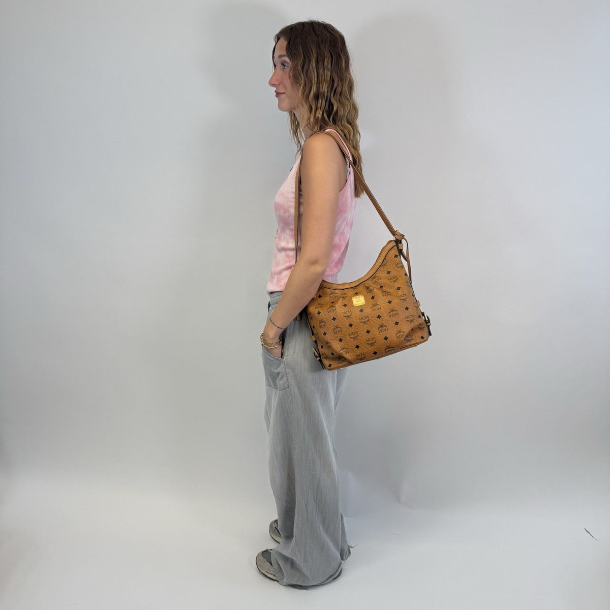 MCM Schultertasche Hobo visetos braun – getragen am Model