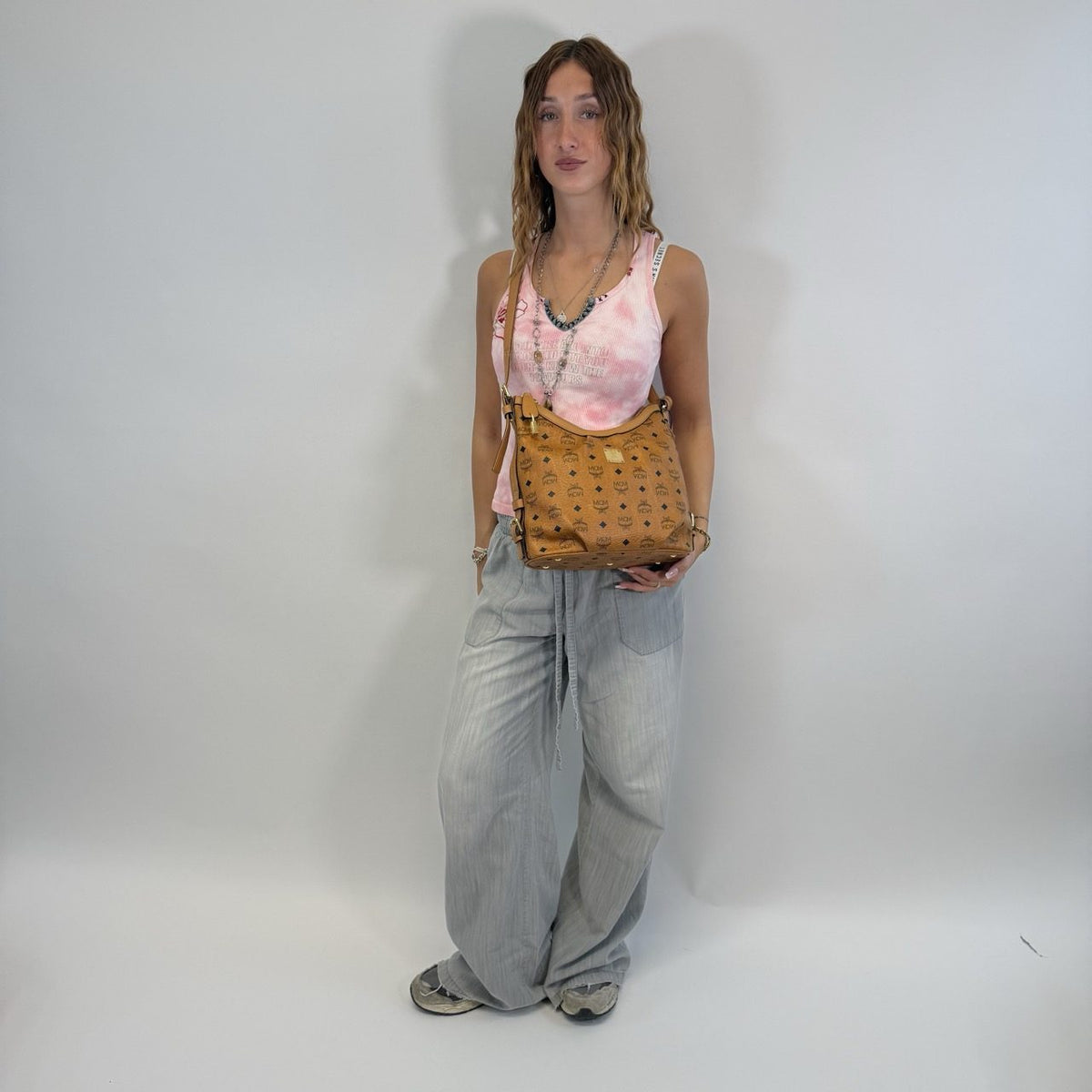 MCM Schultertasche Hobo visetos braun – getragen am Model