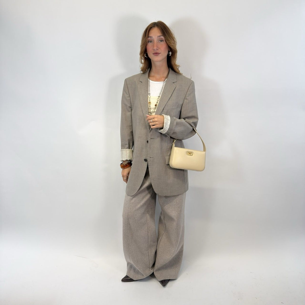 MCM Schultertasche Mode Travia aus Leder beige – getragen am Model