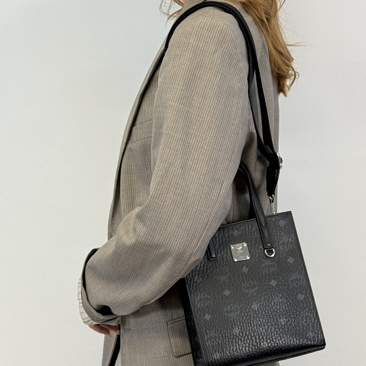 MCM Umhängetasche Aren Mini Tote visetos schwarz – getragen am Model