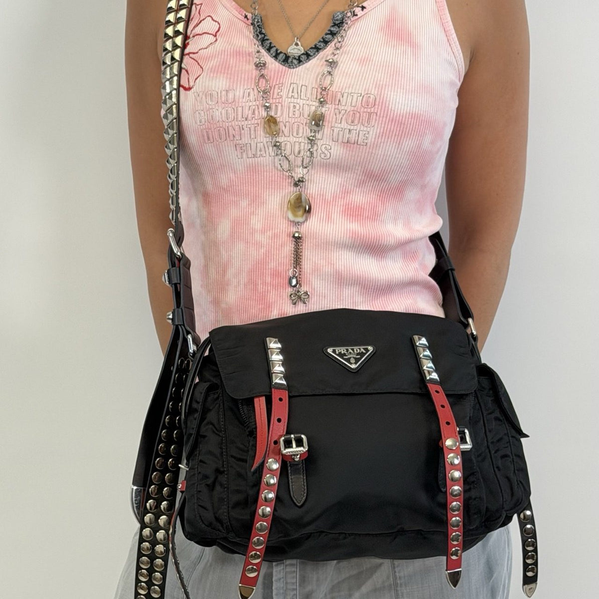 Prada Messengertasche AW18 Rockstar mit Nieten und seitlichen Taschen aus Nylon & Leder schwarz – getragen am Model