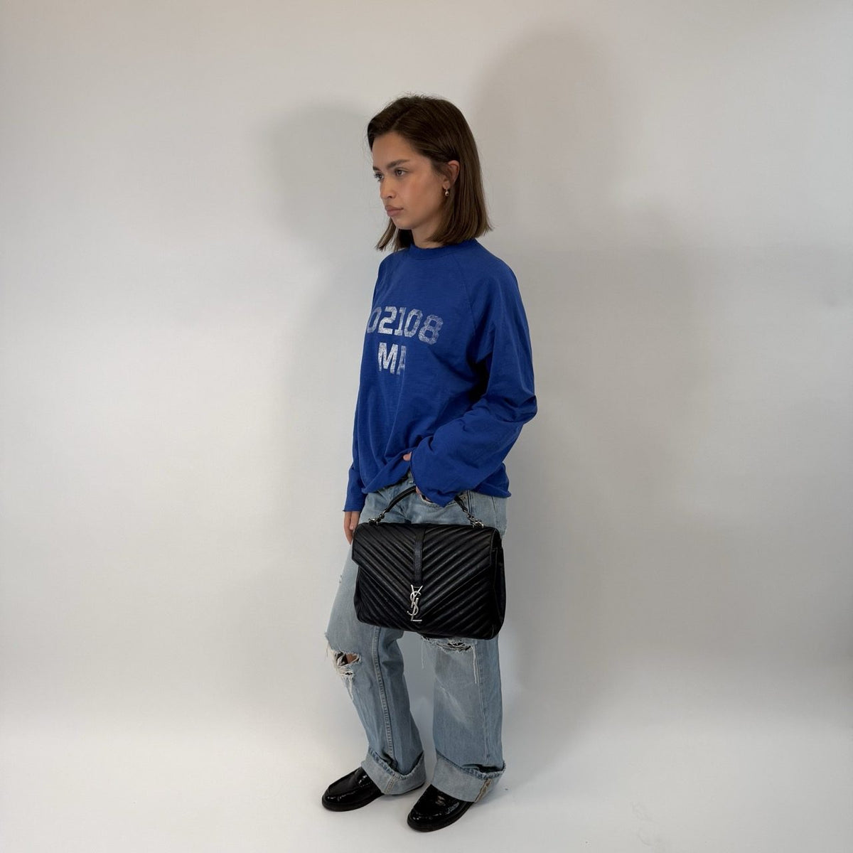 Saint Laurent Umhängetasche College Messenger large aus Leder dunkelblau – getragen am Model