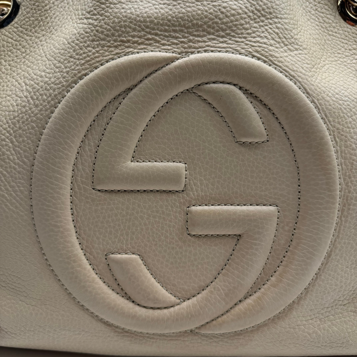 Gucci Shopper Soho Tassel mit Umhängekette aus Leder beige – Logo im Detail