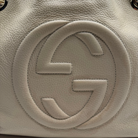 Gucci Shopper Soho Tassel mit Umhängekette aus Leder beige – Logo im Detail