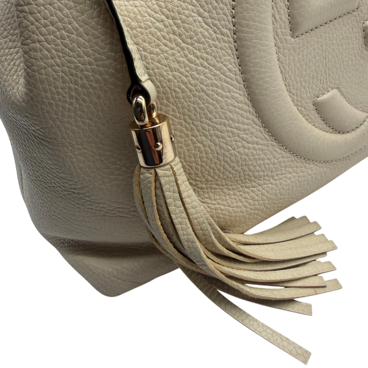 Gucci Shopper Soho Tassel mit Umhängekette aus Leder beige – Logo im Detail