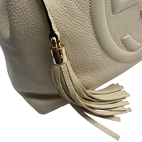 Gucci Shopper Soho Tassel mit Umhängekette aus Leder beige – Logo im Detail