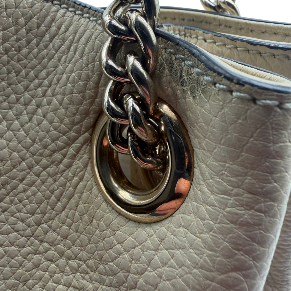 Gucci Shopper Soho Tassel mit Umhängekette aus Leder beige – Beschläge im Detail