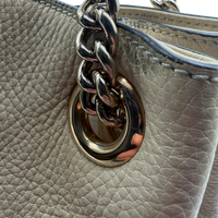 Gucci Shopper Soho Tassel mit Umhängekette aus Leder beige – Beschläge im Detail