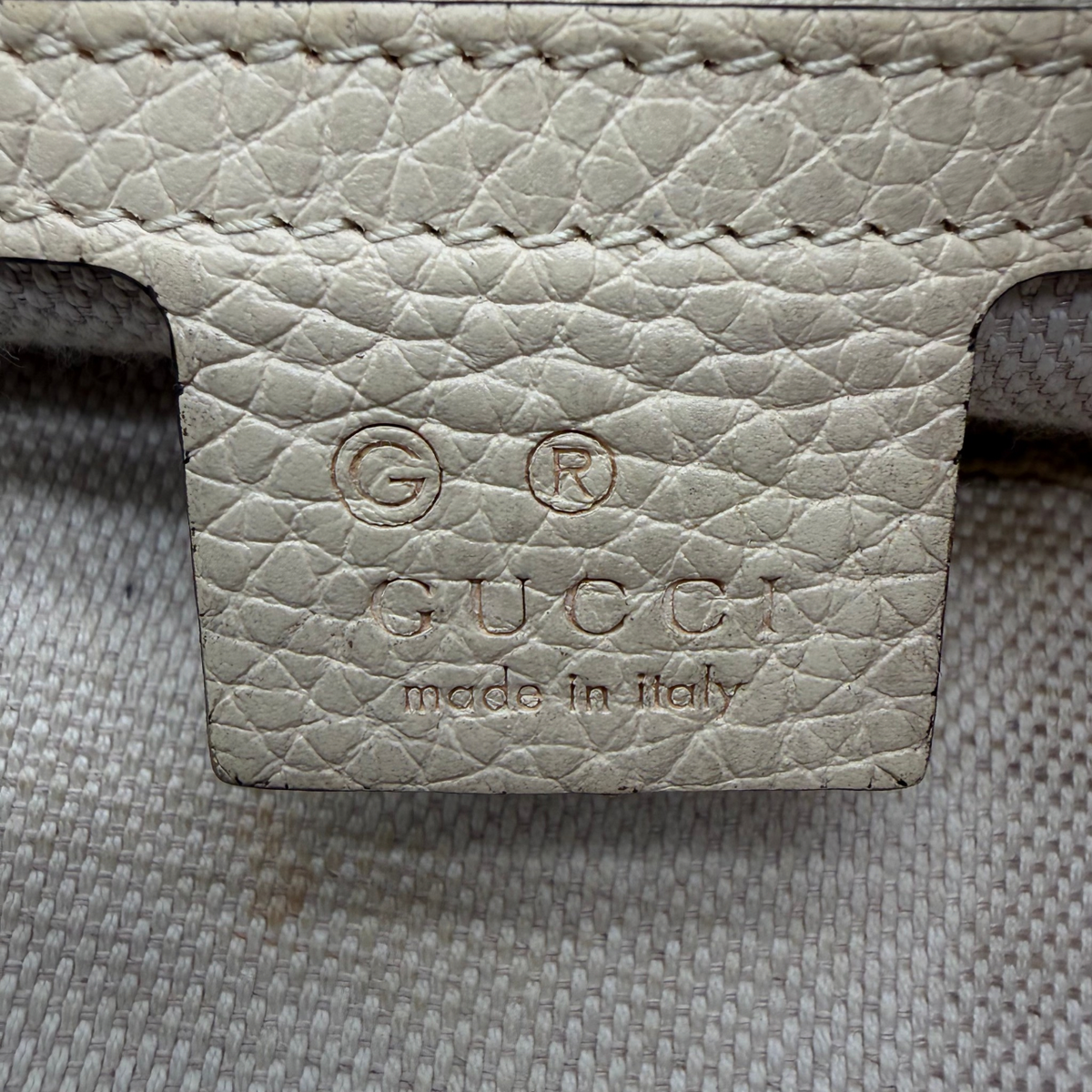 Gucci Shopper Soho Tassel mit Umhängekette aus Leder beige – Prägung im Detail