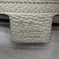Gucci Shopper Soho Tassel mit Umhängekette aus Leder beige – Prägung im Detail