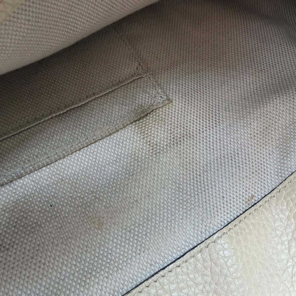 Gucci Shopper Soho Tassel mit Umhängekette aus Leder beige – Gebrauchsspuren: Flecken im Innenfutter