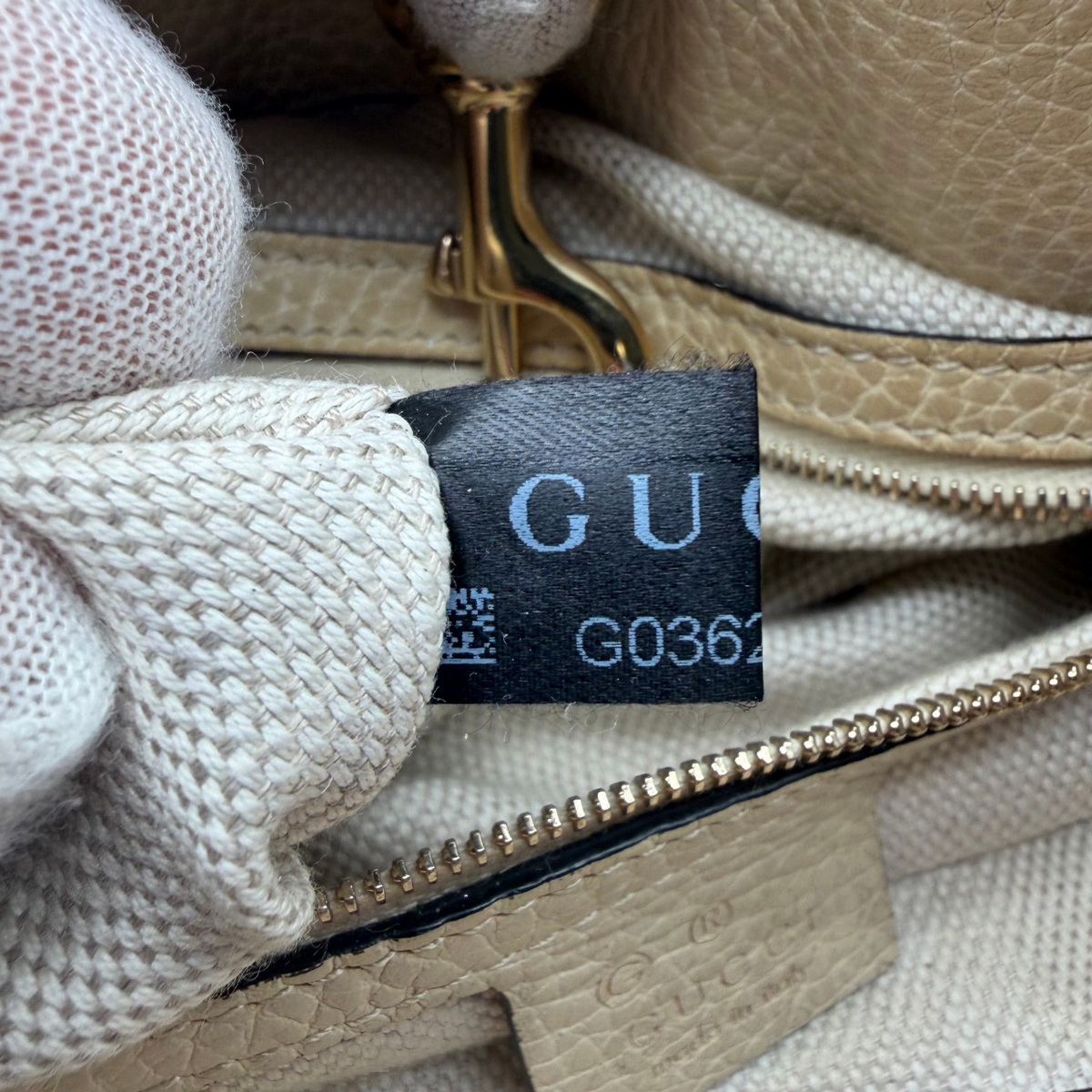 Gucci Shopper Soho Tassel mit Umhängekette aus Leder beige – Seriennummer im Detail