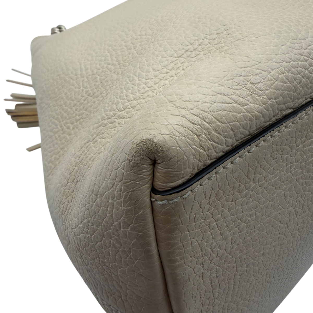 Gucci Shopper Soho Tassel mit Umhängekette aus Leder beige – Ecken im Detail
